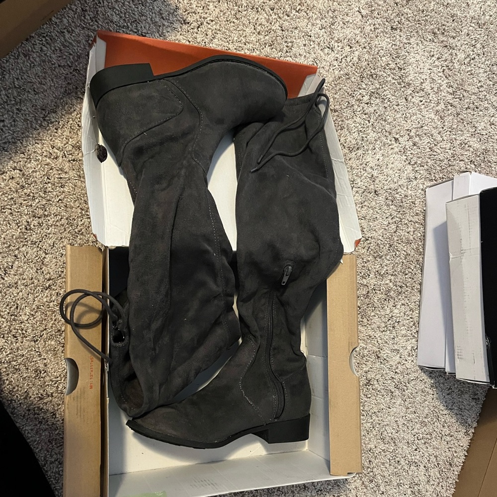 Fioni Knee high lace up boots